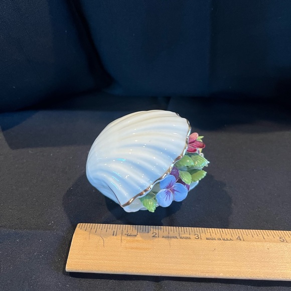 Royal Adderley Floral Clam Shell Flowers - Picture 3 of 4
